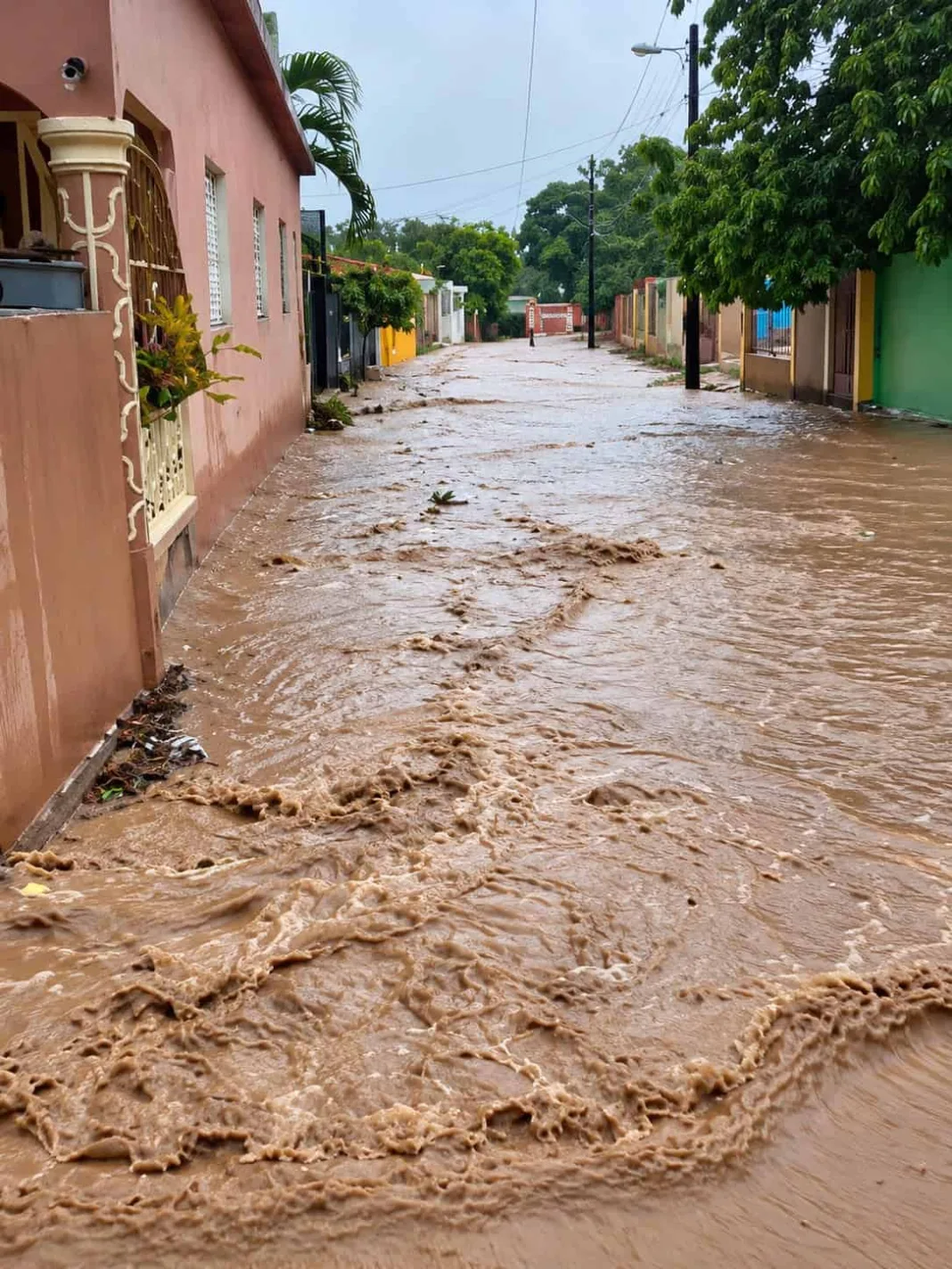Fuertes lluvias provocan inundaciones en Azua y dejan incomunicado al distrito municipal de Las Lomas