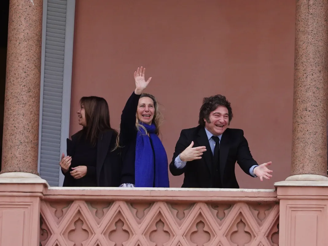 Política 
Reunión de gabinete 
El presidente Javier Milei sale al balcón a saludar 
Foto Guillermo Rodriguez Adami