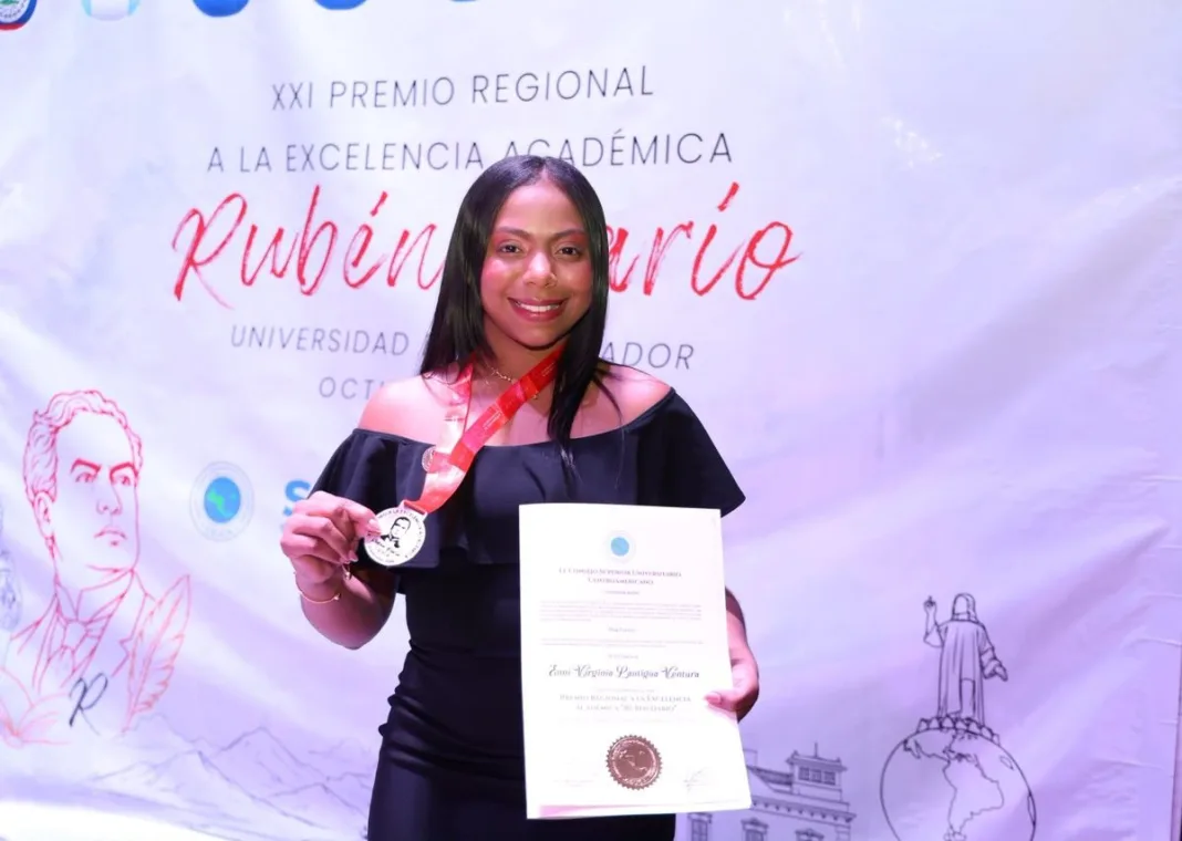 Estudiante de la UASD-Nagua conquista premio regional a la excelencia académica en El Salvador y enaltece a RD