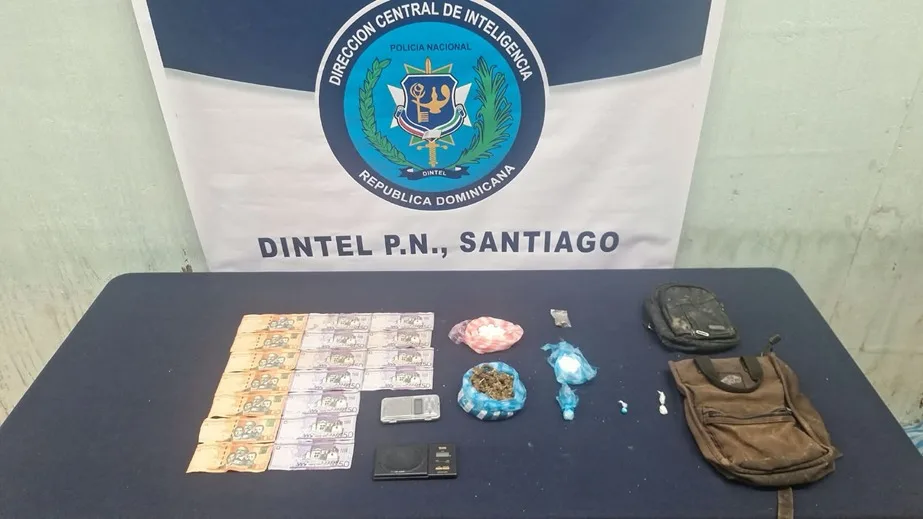 Policía arresta a cinco personas y ocupa drogas, armas de fuego y dinero en operativos en Santiago