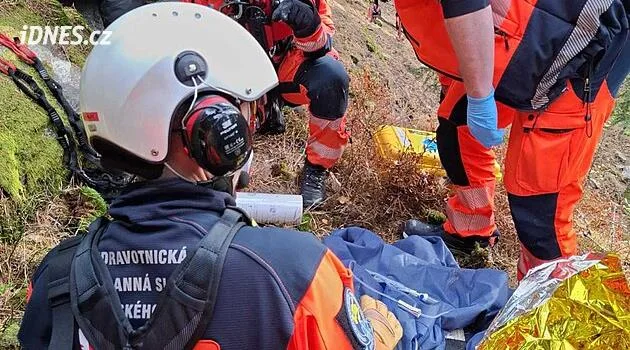 Žena se zřítila z několika metrů na skálu, záchranáři ji vyzvedli pomocí lan
