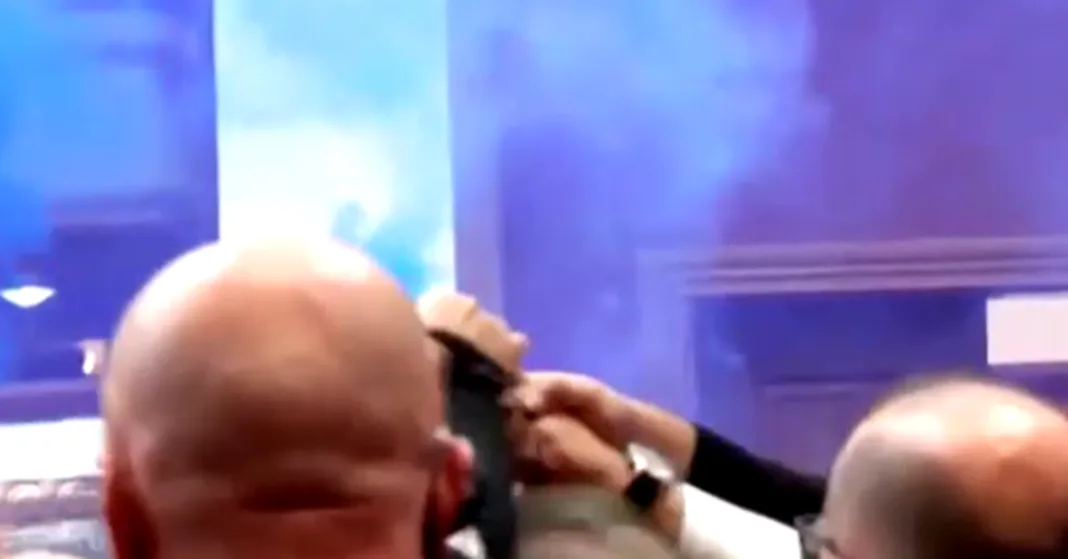 VIDEO Gorjele baklje u parlamentu, nastao opći kaos, prekinuta sjednica