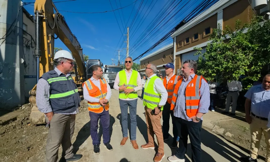 Director de Coraasan supervisa construcción de nueva línea de agua potable
