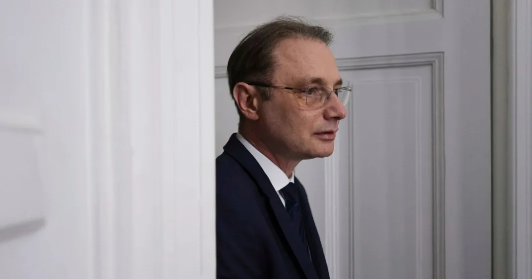 Premierul Luca Niculescu se întâlneşte luni cu guvernatorul BNR și cu reprezentanții mediului de afaceri