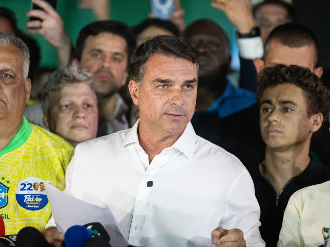 Tras la derrota frente a Lula, la policía le prohibió salir del país a Flávio Bolsonaro