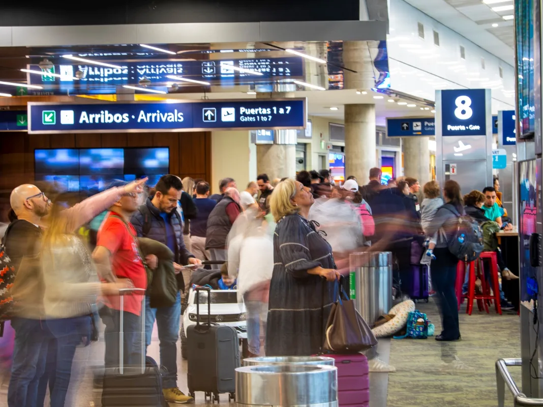 Cambian las tarifas de los aeropuertos: aumenta la tasa para vuelos de cabotaje y pasará a cobrarse en dólares