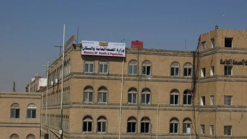 الصحة: إصابة مواطن جراء استهداف العدو السعودي مصنعاً للطلاء في التعزية
