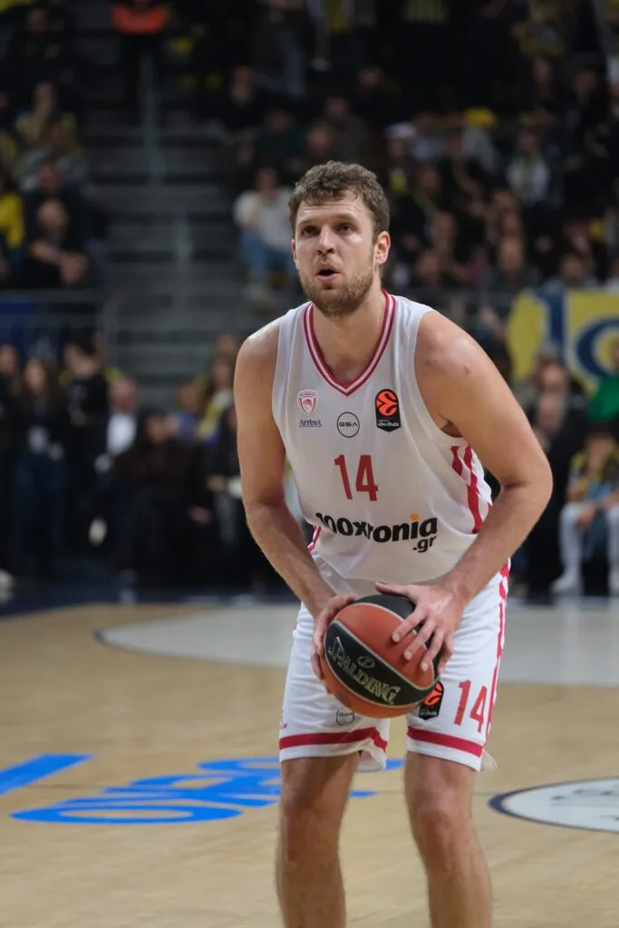 Olympiacos fiton 81-73 në Stamboll ndaj Beshiktashit, Vezenkov shënon 16 pikë
