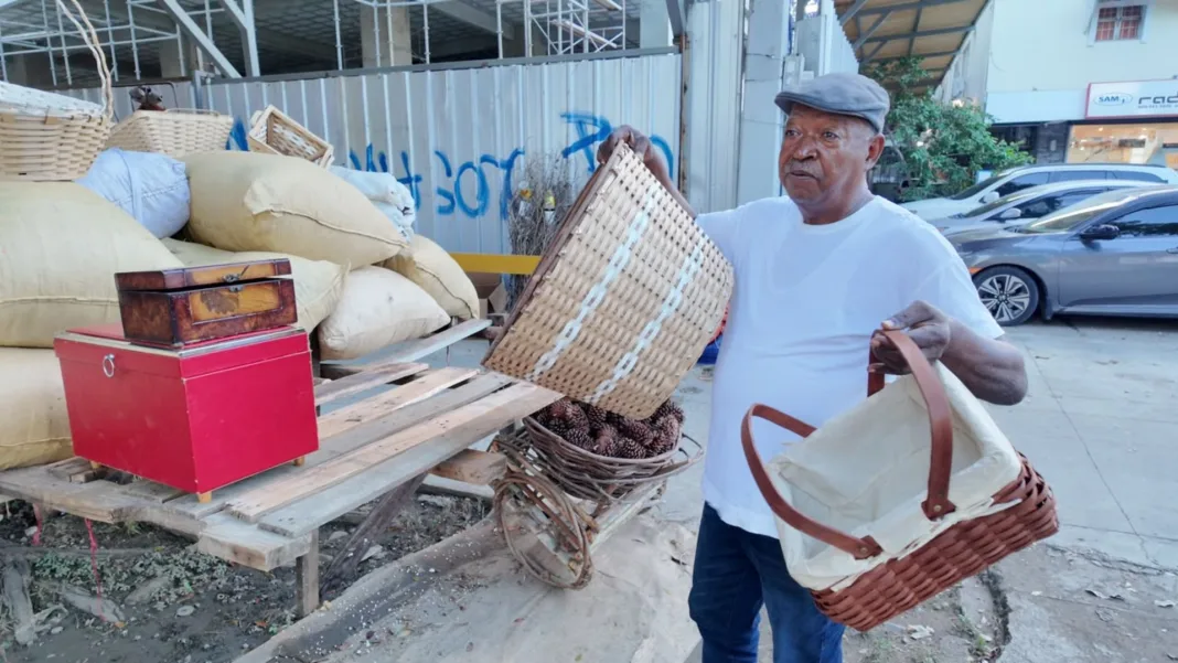 Los charamicos anuncian la llegada de la Navidad a las avenidas de Santo Domingo