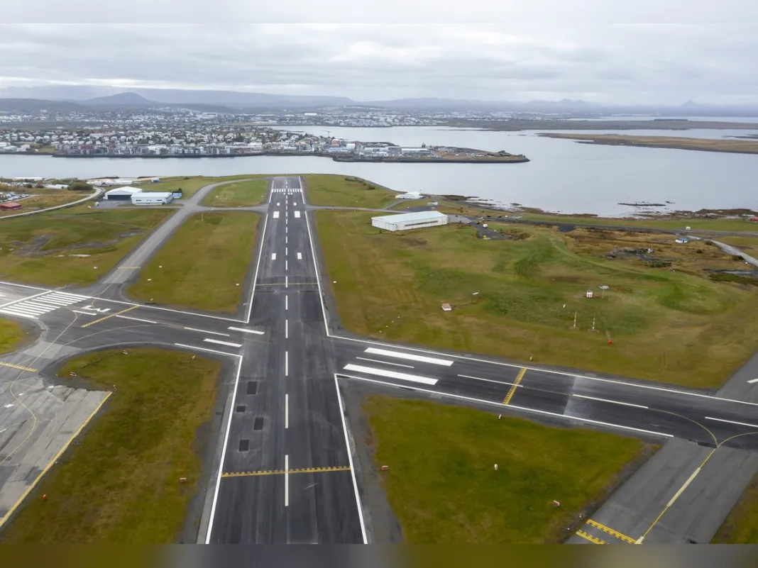 Minister Plans Higher Loftbrú Flight Subsidy After Objections From Regional Leaders