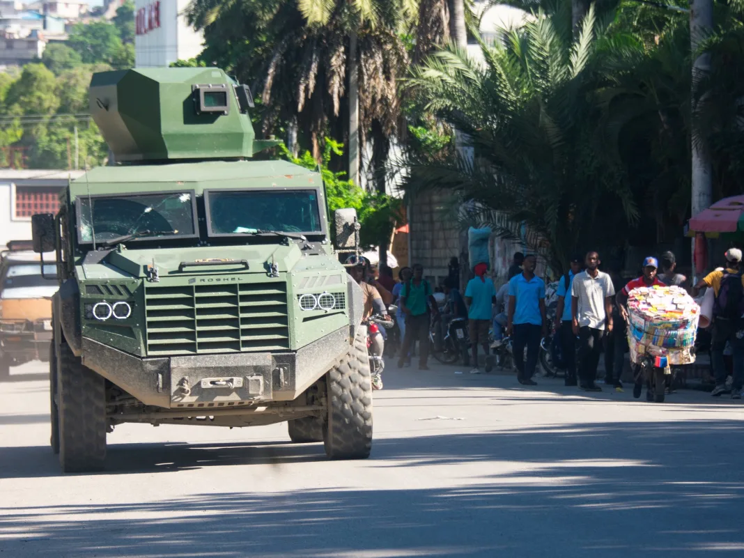 “Venimos a Haití para luchar contra los malvados”: el despliegue de El Salvador con más de 2.000 soldados tras el secuestro de cuatro militares