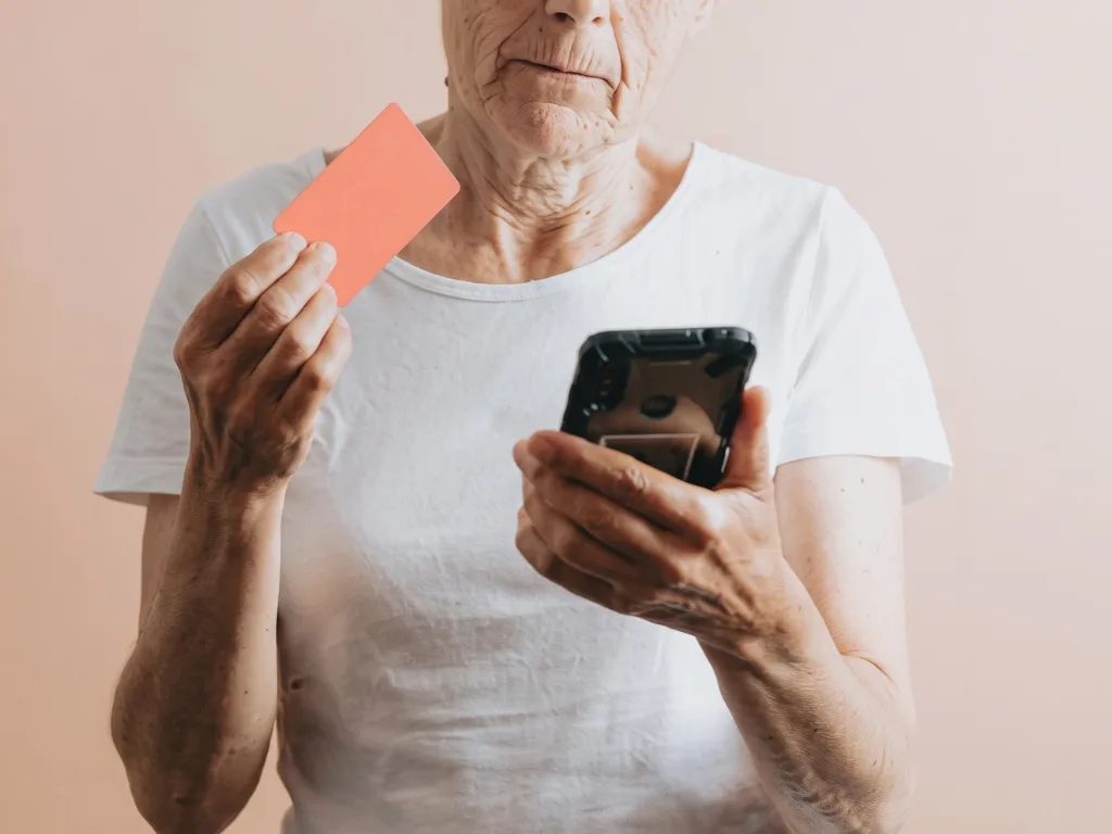 Justicia y COSSEC acuerdan medidas para prevenir fraudes contra adultos mayores