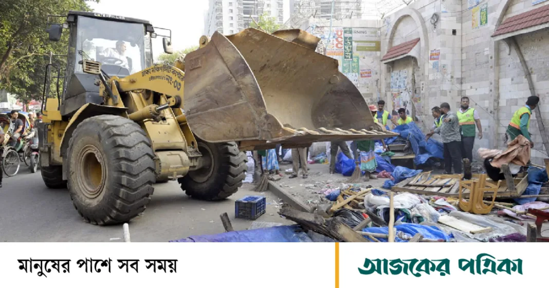 নিউ মার্কেটের ফুটপাত উচ্ছেদ করে শোভাবর্ধক গাছ লাগাল ডিএসসিসি