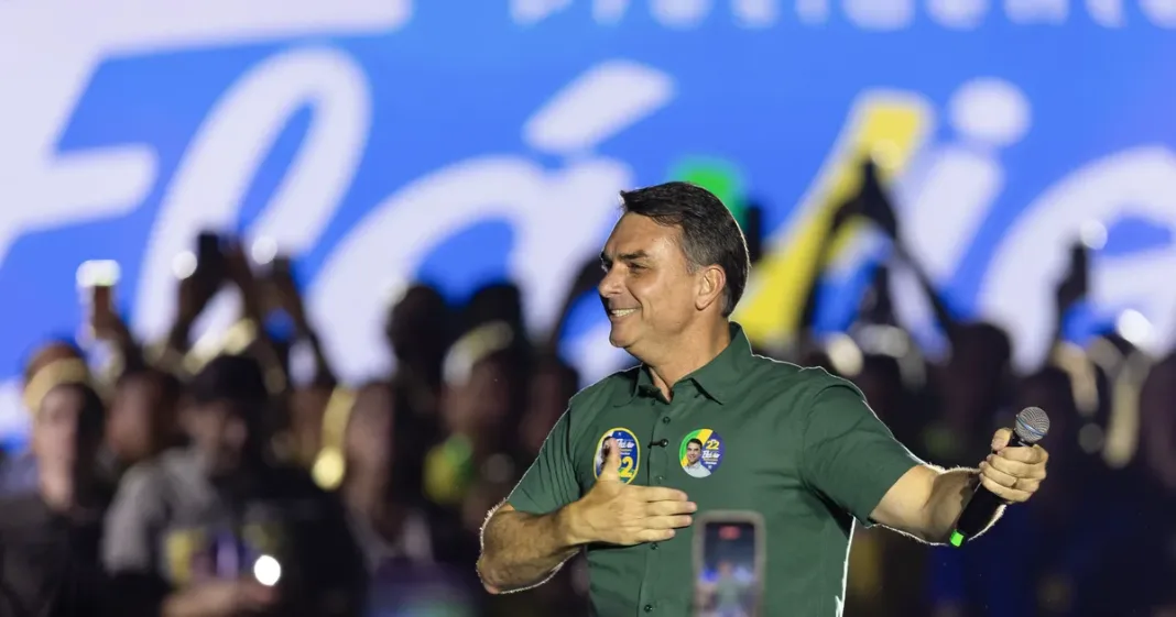 PERSOON ⟩ Flavio Bolsonaro võib isa varjust hüpata Brasiilia presidendiks
