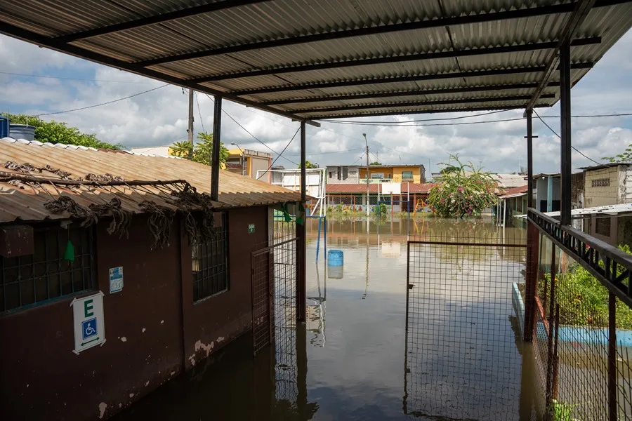 Fuerte lluvia provoca inundaciones y suspensión de clases en ciudad más poblada de Ecuador